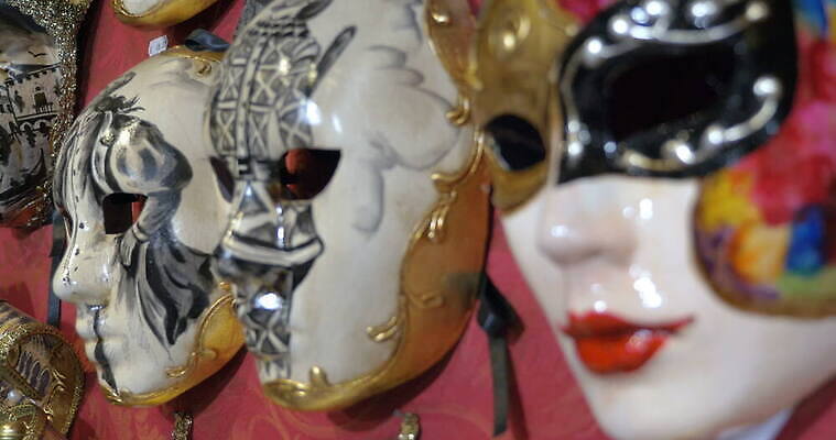 전통 유럽 벽 휴가 매달리기 가면 미술 이벤트 사람없음 장식 상점 축제 이탈리아 수확 축하 중세 선택 베네치아 변장 가면무도회 핸드메이드 4K MOV 해외동영상 클립영상 나라 컨셉 농업 모션 문화예술 역사 동영상 무도회 파일형식