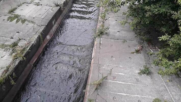 산업 도로 자연 거리 사람없음 야외 물 강 환경 금속 흐름 덮개 도시 개울 오염 철 부식 운하 튜브 낭비 배수구 철강 콘크리트 폐수 하수 MP4 해외동영상 클립영상 자연요소 길 컨셉 교통시설 재질 뚜껑 환경오염 생태계 동영상 파일형식