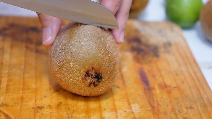 라이프스타일 손 음식 조각 십자가 다이어트 과일 재료 부분 건강 키위 씨앗 사람없음 목재 초록색 갈색 주방 주스 껍질 신선 원형 칼 달콤 맛 자르기 오브젝트 유기농 질감 날것 슬라이스 내추럴 숙성 채식주의자 비건 맛있는 4K MOV 해외동영상 클립영상 도형 나무 식물 웰빙 음료 컬러 컨셉 모션 생활 신체부위 채식 동영상 파일형식