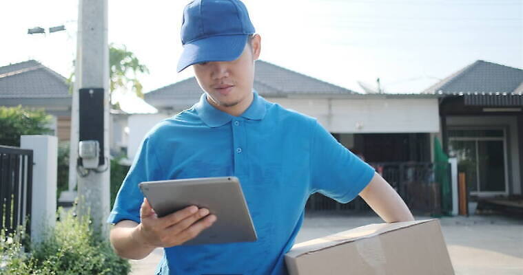 직업 라이프스타일 여자 남자 유니폼 가방 거리 주택 한명 사람 쇼핑 상자 문 상점 표현 업무 시장 배달원 구매 상품 도착 고객 서비스 주기 유기농 패키지 질서 소매 온라인 물류 판지 체크아웃 안락 4K MOV 해외동영상 클립영상 1 웰빙 잡화 옷 컨셉 모션 건물 생활 예절 작업 동영상 파일형식