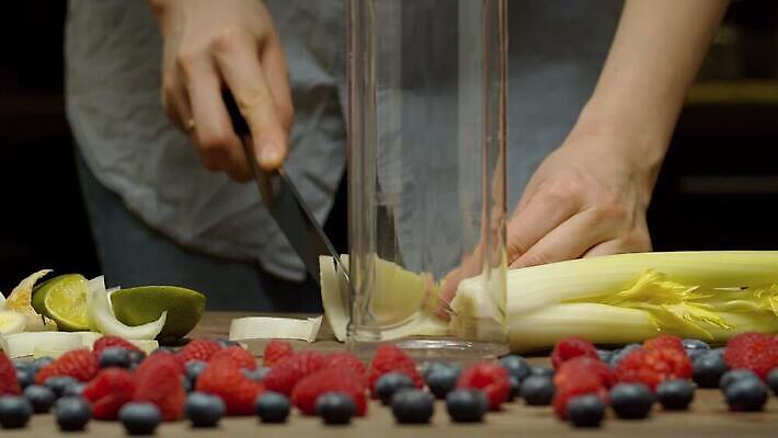 라이프스타일 여자 열매 음료 음식 컨셉 다이어트 채소 과일 주택 건강 관리 요리 사람 내부 초록색 주방 기계 에너지 공구 칼 닫기 몸무게 자르기 먹기 준비 에코 유기농 블루베리 만들기 산딸기 라임 성분 스무디 영양분 적자 채식주의자 4K MP4 해외동영상 클립영상 식물 웰빙 컬러 모션 건물 생활 환경 도구 채식 동영상 파일형식