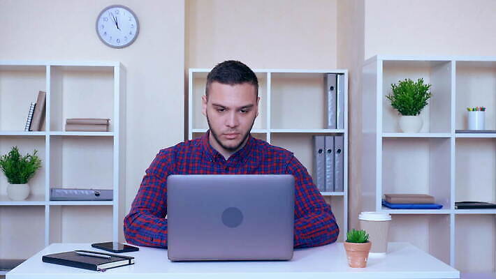 직업 학생 라이프스타일 응시 남자 셔츠 비즈니스 청소년 주택 직장 실내 한명 사람 20대 내부 30대 노트북 컴퓨터 사무실 분노 업무 작업 비즈니스맨 창업 밀레니얼 혼혈 4K MOV 해외동영상 클립영상 1 시선 감정 상의 회사 청년 건물 생활 장년 경제 전자제품 직장인 다문화 자영업 동영상 파일형식