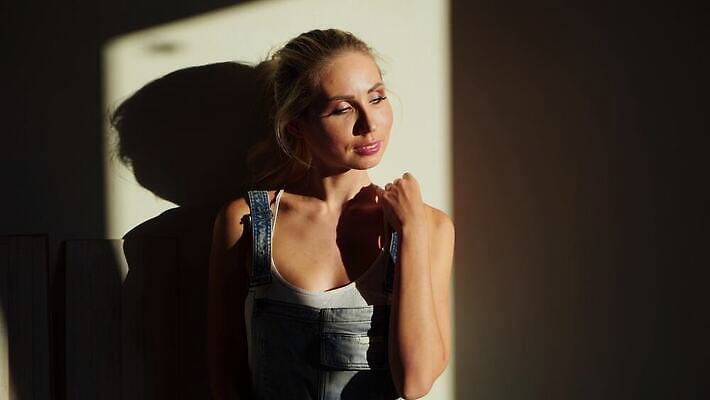 백인 직업 옷 산업 유니폼 건축양식 노동자 바닥 아파트 줄자 한명 안전 사람 건물 파란색 섹시 힘 장비 업무 작업 엔지니어 플랫 수리 감독 땅 직원 측정 테이프 부활 공학 잡동사니 건축업자 계약자 합판 파케트 4K MOV 해외동영상 클립영상 서양인 1 건축물 교육 건축 컬러 컨셉 문구용품 주택 자 기술자 계약 동영상 파일형식