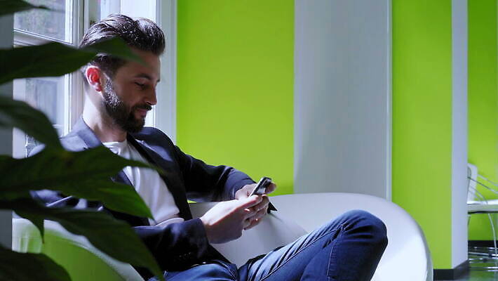 남자 가구 의자 비즈니스 사업가 통신 청소년 무선통신 작업복 한명 앉기 20대 스마트폰 핸드폰 사무실 이탈리아 비즈니스맨 연결 전화기 안락의자 다이얼 밀라노 남유럽 4K MOV 해외동영상 클립영상 직업 1 옷 유럽 생활용품 모션 사람 청년 전자제품 스마트기기 직장인 동영상 파일형식