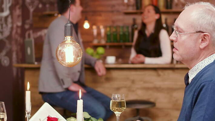 백인 전통 커플 여자 남자 꽃 행복 안경 음료 결혼 2 데이트 관계 유리 남편 친절 함께함 대화 사랑 성인 장미 식당 와인 저녁식사 카페 낭만 축하 아내 날짜 우아함 유혹 은퇴 옛날 4K MOV 해외동영상 클립영상 서양인 식물 잡화 감정 컨셉 재질 주류 말하기 사람 이벤트 상점 식사 동영상 파일형식