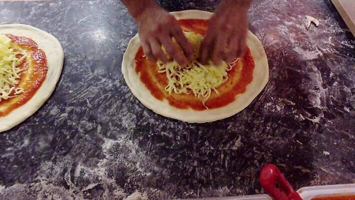 손 음식 토마토 비즈니스 재료 탁자 치즈 피자 요리 주방 식당 냉동 요리사 식사 이탈리아 빵집 흰색 신선 업무 소시지 오븐 굽기 향신료 묘사 준비 날것 반죽 만들기 밀가루 성분 살라미 제빵사 페스츄리 피자집 4K MP4 해외동영상 클립영상 직업 유럽 빵 컬러 가구 채소 모션 유제품 패스트푸드 서양음식 신체부위 상점 가전제품 작업 가공식품 가루 구이 동영상 향미료 파일형식