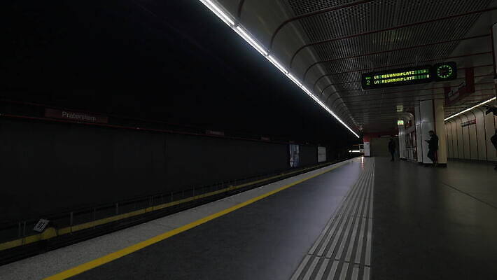 유럽 여행 사람 사람없음 기차 도시 기다림 비엔나 오스트리아 전철 역 승차 도착 출퇴근 마차 승객 지하 일반 단상 4K MOV 해외동영상 클립영상 나라 육상교통 교통수단 비즈니스 교통시설 모션 대중교통 동영상 파일형식