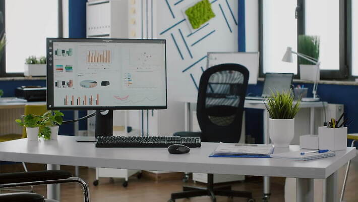 직업 디자인 회사 비즈니스 탁자 그래프 직장 사람없음 내부 금융 경제 빛 컴퓨터 글로벌 사무실 우주 디지털 모니터 자료 방 업무 작업실 책상 휠체어 상업 창업 감시 장애 소프트웨어 프로젝트 카피스페이스 비어있는 4K MOV 해외동영상 클립영상 가구 전자제품 공백 작업 자영업 동영상 파일형식