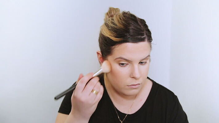 백인 모델 직업 응시 여자 얼굴 백그라운드 한명 사람 성인 뷰티 유행 카메라 화장품 거울 흰색 붓 화려 우아함 가루 눈썹 속눈썹 볼터치 피부 입술 마스카라 윤곽 예술가 아이섀도 내추럴 넣기 방법 아이라이너 연지 스타일 신청 MOV 해외동영상 클립영상 서양인 1 시선 컬러 컨셉 모션 신체부위 전자제품 화장 동영상 파일형식