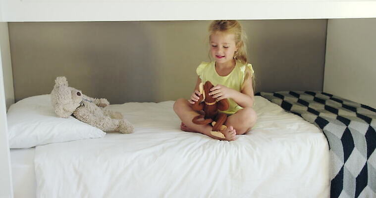 동물 여자 남자 초등학생 어린이 가구 가족 베개 아프리카 놀이 함께함 실내 앉기 소녀 소년 두명 장난감 곰인형 침실 침대 원숭이 언니 남동생 남아프리카 케이프타운 4K 틸트업 MOV 해외동영상 클립영상 학생 나라 인형 생활용품 컨셉 포유류 관계 침구 모션 촬영기법 사람 내부 자매 동생 동영상 남아프리카공화국 파일형식