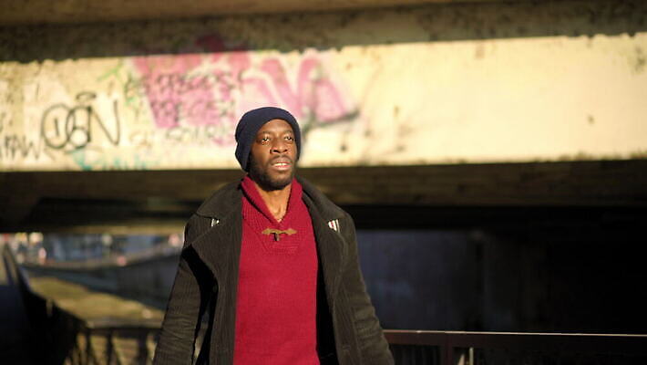 라이프스타일 남자 통신 청소년 무선통신 날씨 한명 미소 20대 야외 캐주얼 스마트폰 핸드폰 유행 걷기 일몰 이탈리아 경계선 도시 그래피티 전화기 통화 밀라노 철책 힙스터 남유럽 4K 트래킹숏 MOV 해외동영상 클립영상 1 옷 패션 유럽 선 모션 촬영기법 표정 사람 청년 생활 전자제품 스마트기기 노을 낙서 경계 그림 동영상 파일형식