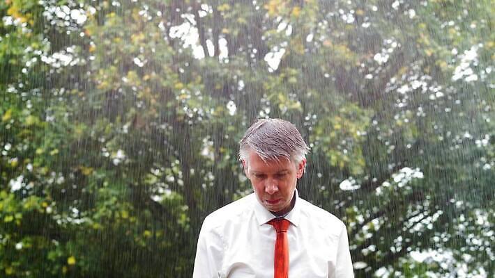 백인 남자 회사 비즈니스 날씨 아이디어 한명 안전 야외 젖음 도전 비즈니스맨 좌절 고독 계획 위험 결심 예측 빗방울 명상 투자 패배 노력 폭풍 업무과다 문제 역경 우울증 적자 투쟁 자극 MP4 해외동영상 클립영상 서양인 1 감정 컨셉 사람 업무 직장인 비_날씨 질병 동영상 파일형식