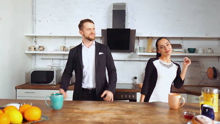 라이프스타일 커플 행복 음식 가족 관계 탁자 아침 주택 정장 성인 내부 두명 주방 희망 기쁨 낭만 자유 춤 비즈니스맨 비즈니스우먼 플랫 즐거움 바보 4K MOV 해외동영상 클립영상 주간 옷 여자 남자 감정 가구 컨셉 비즈니스 문화예술 사람 건물 생활 직장인 동영상 파일형식