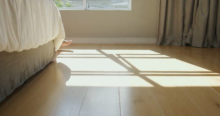 백인 여자 가구 맨발 아프리카 바닥 실내 한명 성인 30대 걷기 침실 침대 남아프리카 벌거벗은 케이프타운 4K MOV 해외동영상 클립영상 서양인 1 나라 생활용품 모션 발 사람 내부 장년 동영상 남아프리카공화국 파일형식