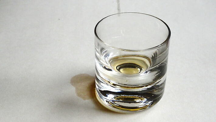 음료 컬러 백그라운드 휴식 사람없음 반사 파티 회색 추위 흰색 알코올 신선 바 액체 황금 붓기 만취 큐브 브랜디 위스키 스코틀랜드 MOV 해외동영상 클립영상 컨셉 모션 영국 주류 이벤트 동영상 술취함 파일형식