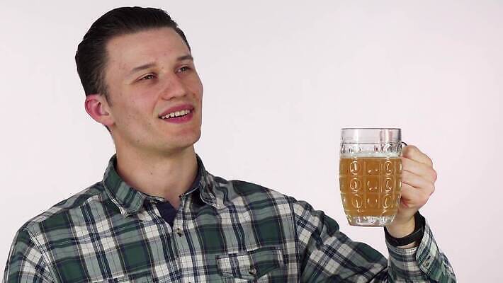 라이프스타일 행복 음료 휴가 맥주 독일 통 한명 미소 파티 유행 꿈 머그컵 마시기 축하 알코올 바 액체 맛 갈증 웨이터 주말 격려 10월 알코올중독 몽상가 배려 스카우트 양조 양조장 옥토버페스트 바이에른 힙스터 맛있는 4K MOV 해외동영상 클립영상 직업 1 패션 감정 유럽 컨셉 모션 주류 표정 사람 이벤트 생활 컵 날짜 동영상 중독 파일형식