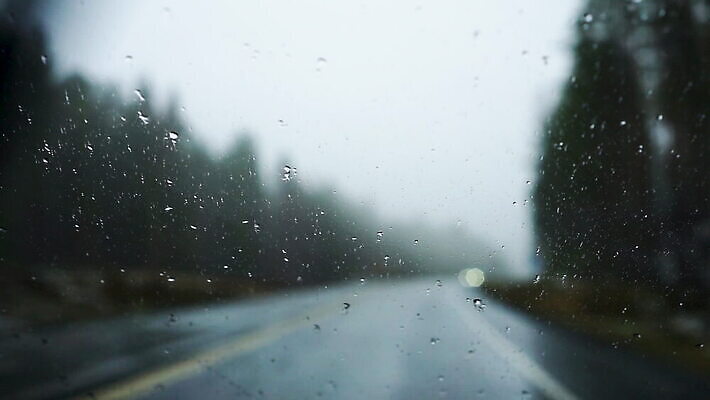 도로 여행 백그라운드 창문 자동차 유리 표면 날씨 추상 거리 핀란드 사람없음 물 빛 반사 젖음 가을 투명 액체 떨어짐 이슬 예측 빗방울 질감 울퉁불퉁 MOV 해외동영상 클립영상 자연요소 계절 길 육상교통 컨셉 무늬 교통시설 재질 북유럽 비_날씨 동영상 파일형식
