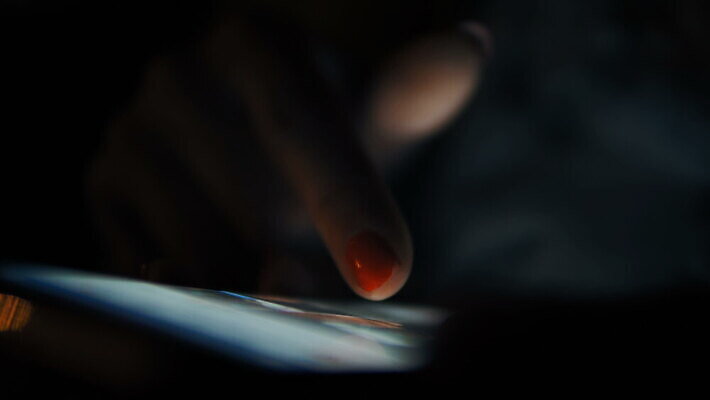 라이프스타일 손 컨셉 인터넷 비즈니스 손가락 모바일 미래 사람없음 컴퓨터 터치패드 글로벌 알약 디지털 스크린 모니터 어둠 터치 가리킴 못 비즈니스맨 서핑 전자책 어플리케이션 야간 연결 두루마리 무선전화기 전자 멀티미디어 패드 해커 혁명 광 터치스크린 카피스페이스 셀룰러 인터랙티브 4K MOV 해외동영상 클립영상 자연요소 남자 손짓 생활 신체부위 전자제품 약 공백 공구 수상스포츠 직장인 범죄 전화기 동영상 파일형식