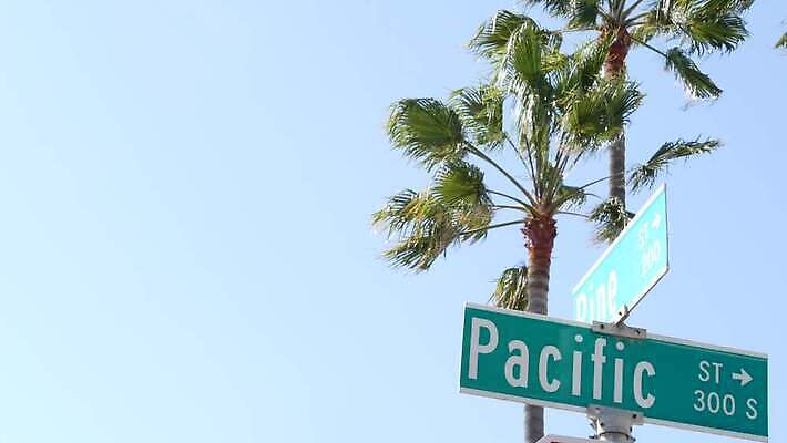 접시 도로 텍스트 추상 휴가 거리 간판 사람없음 여름 단어 야자수 햇빛 맑음 미국 꿈 표지판 이름 이름표 교차로 심볼 사인 캘리포니아 태평양 주소 타이틀 로스앤젤레스 건너기 레터링 카피스페이스 비어있는 4K 산타모니카 MP4 해외동영상 클립영상 나무 문자 식기 계절 길 바다 북아메리카 무늬 교통시설 모션 날씨 알림판 태양 공백 동영상 파일형식