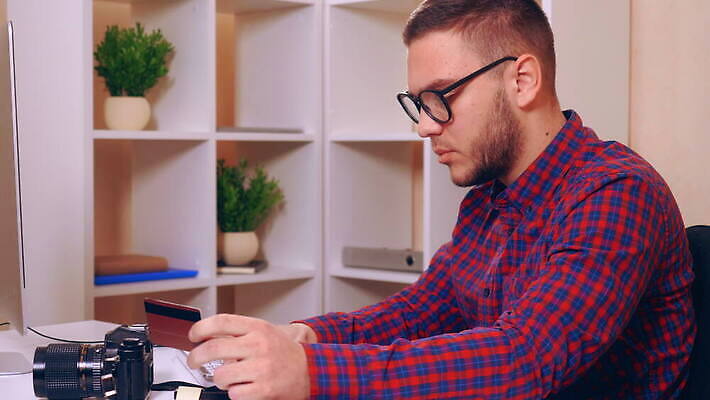 라이프스타일 남자 돈 인터넷 통신 표면 주택 기술 한명 미소 내부 쇼핑 사무실 독서 스크린 터치 공구 신용카드 이메일 구매 사진사 무선전화기 고객 와이파이 나눔 소매 온라인 전자상거래 소셜 힙스터 밀레니얼 4K MOV 해외동영상 클립영상 1 패션 비즈니스 표정 사람 건물 생활 금융 경제 도구 재산 작가 전화기 무선인터넷 동영상 파일형식