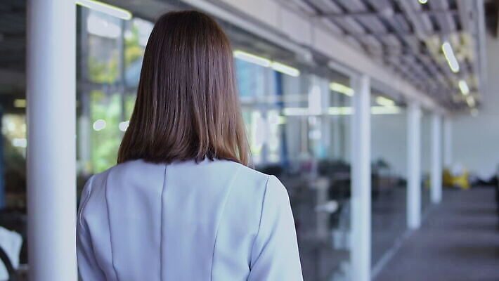 백인 직업 여자 이동 유니폼 모션 성공 건강 병원 실험 한명 내부 약 걷기 우주 방 추위 환자 의사 코트 흰색 실험복 작업 오픈 실험실 과학자 직원 외과 느림 보험 인원 치료사 MOV 해외동영상 클립영상 서양인 1 옷 컬러 과학 컨셉 의학 사람 외투 의료진 가운 동영상 학자 파일형식