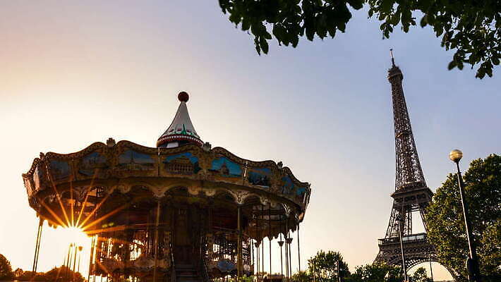 전통문화 로우앵글 여행 건축양식 사람없음 야외 관광지 새벽 프랑스 도시 화려 저녁 회전목마 랜드마크 파리(프랑스) 4K 타임랩스 락다운 MOV 해외동영상 클립영상 자연요소 전통 건축 유럽 문화 뷰포인트 컨셉 촬영기법 놀이기구 야간 동영상 파일형식