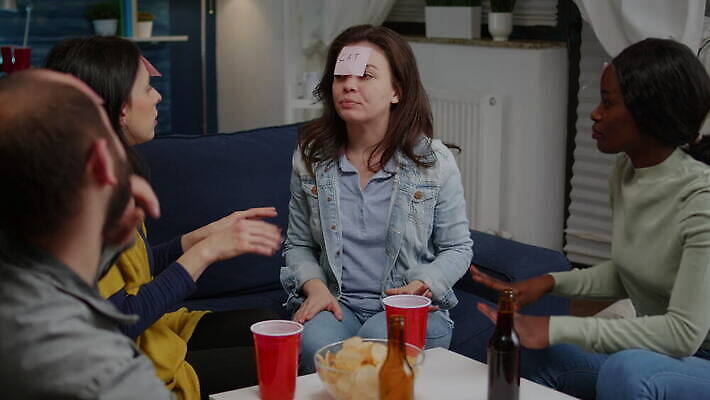 라이프스타일 행복 거실 모션 놀이 협력 주택 맥주 함께함 대화 미소 웃음 사람 사람없음 친구 소파 우정 기쁨 모임 마시기 게임 그룹 저녁 주말 다인종 다민족 어려움 이마 흥미 사교적 4K MOV 해외동영상 클립영상 감정 컨셉 의자 관계 주류 표정 말하기 인종 건물 생활 야간 동영상 파일형식