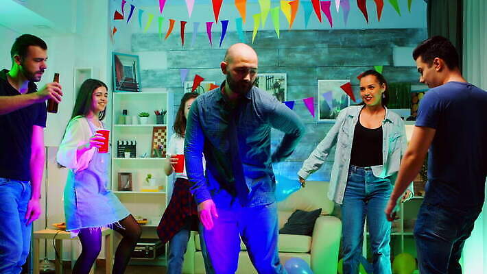 학생 여자 남자 음료 음악 거실 모션 탁자 휴가 아파트 주택 함께함 사람 성인 사람없음 컵 친구 빛 파티 우정 기쁨 모임 축하 춤 그룹 닫기 야간 로봇 흥분 디스코 네온 주말 나눔 유흥 사교적 4K MOV 해외동영상 클립영상 자연요소 식기 감정 가구 컨셉 관계 문화예술 이벤트 건물 동영상 파일형식