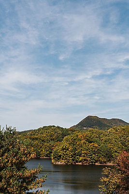 포토 JPG 주간 구름 하늘 산 사람없음 야외 가을풍경 가을 대청호 청남대 국내포토 청주시 자연요소 계절 호수 풍경 충청북도 청주 파일형식 청주_지역 가을_계절