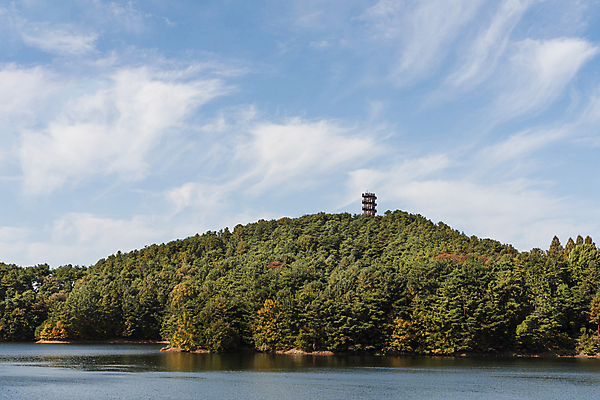 포토 JPG 주간 구름 하늘 산 사람없음 야외 탑 가을풍경 맑음 가을 대청호 청남대 국내포토 청주시 자연요소 건축물 계절 호수 날씨 풍경 충청북도 청주 파일형식 청주_지역 가을_계절