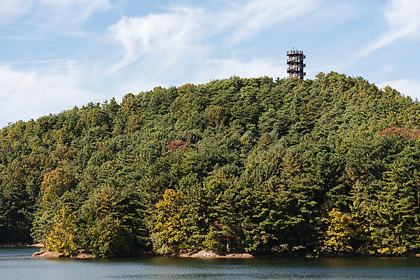 포토 JPG 주간 나무 구름 하늘 사람없음 야외 탑 가을풍경 가을 대청호 청남대 국내포토 청주시 자연요소 식물 건축물 계절 호수 풍경 충청북도 청주 파일형식 청주_지역 가을_계절