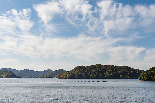 포토 JPG 주간 구름 하늘 산 사람없음 야외 가을풍경 맑음 가을 대청호 청남대 국내포토 청주시 자연요소 계절 호수 날씨 풍경 충청북도 청주 파일형식 청주_지역 가을_계절