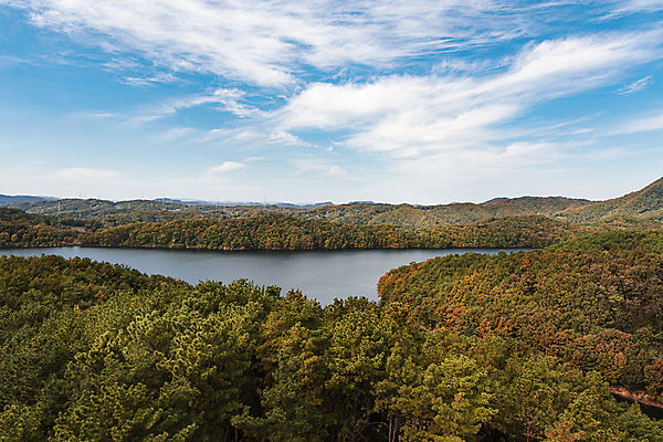 포토 JPG 주간 구름 하늘 사람없음 야외 가을풍경 맑음 가을 울창 대청호 청남대 국내포토 청주시 자연요소 계절 호수 자연 날씨 풍경 충청북도 청주 파일형식 청주_지역 가을_계절