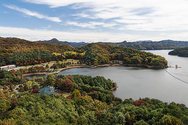 포토 JPG 주간 구름 하늘 사람없음 야외 건물 가을풍경 맑음 가을 대청호 청남대 국내포토 청주시 자연요소 건축물 계절 호수 날씨 풍경 충청북도 청주 파일형식 청주_지역 가을_계절