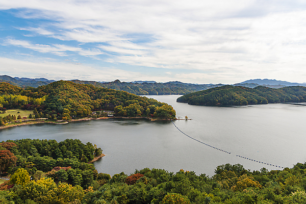 포토 JPG 주간 구름 하늘 사람없음 야외 가을풍경 가을 대청호 청남대 국내포토 청주시 자연요소 계절 호수 풍경 충청북도 청주 파일형식 청주_지역 가을_계절