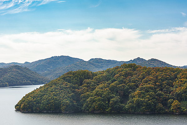포토 JPG 주간 구름 하늘 산 사람없음 야외 가을풍경 맑음 가을 대청호 청남대 국내포토 청주시 자연요소 계절 호수 날씨 풍경 충청북도 청주 파일형식 청주_지역 가을_계절