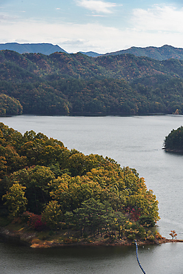 포토 JPG 주간 구름 하늘 산 사람없음 야외 가을풍경 가을 대청호 청남대 국내포토 청주시 자연요소 계절 호수 풍경 충청북도 청주 파일형식 청주_지역 가을_계절