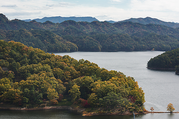 포토 JPG 주간 구름 하늘 산 사람없음 야외 가을풍경 가을 대청호 청남대 국내포토 청주시 자연요소 계절 호수 풍경 충청북도 청주 파일형식 청주_지역 가을_계절