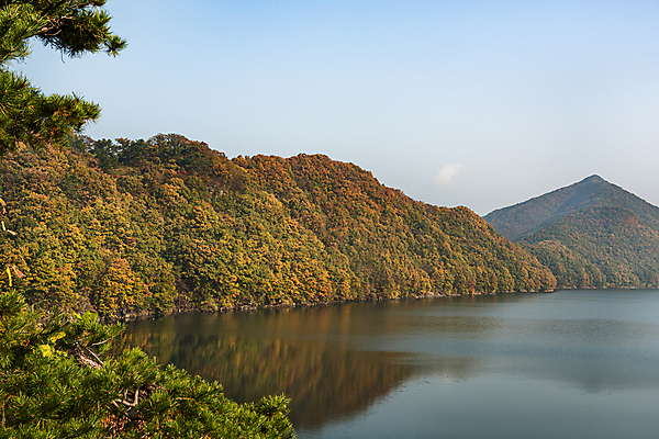 포토 JPG 주간 하늘 산 사람없음 야외 가을풍경 맑음 가을 옥천 대청호 국내포토 자연요소 계절 호수 날씨 풍경 충청북도 청주 파일형식 가을_계절