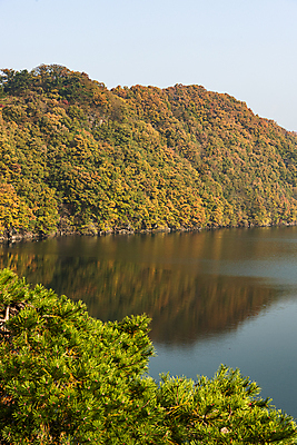 포토 JPG 주간 하늘 산 사람없음 야외 반사 가을풍경 가을 옥천 대청호 국내포토 자연요소 계절 호수 풍경 충청북도 청주 파일형식 가을_계절
