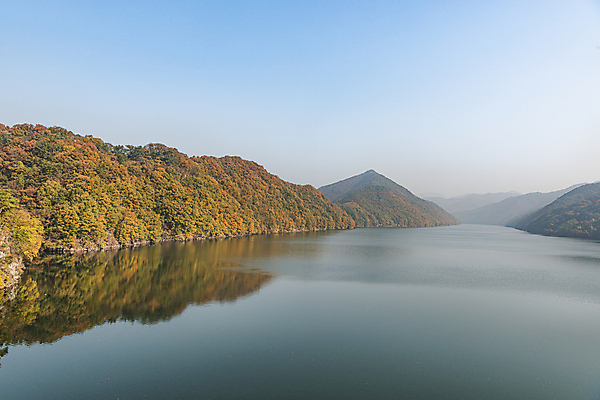포토 JPG 주간 하늘 산 사람없음 야외 반사 가을풍경 맑음 가을 옥천 대청호 국내포토 자연요소 계절 호수 날씨 풍경 충청북도 청주 파일형식 가을_계절