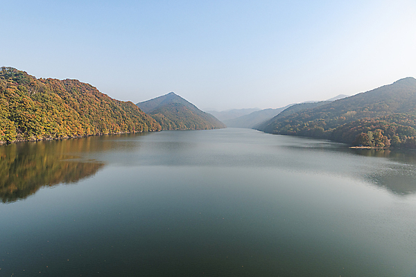 포토 JPG 주간 하늘 산 사람없음 야외 반사 가을풍경 맑음 가을 옥천 대청호 국내포토 자연요소 계절 호수 날씨 풍경 충청북도 청주 파일형식 가을_계절