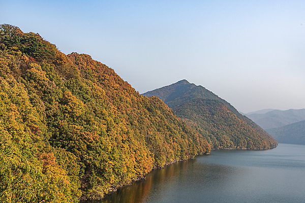 포토 JPG 주간 하늘 산 사람없음 야외 가을풍경 가을 옥천 대청호 국내포토 자연요소 계절 호수 풍경 충청북도 청주 파일형식 가을_계절