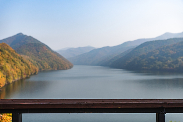 포토 JPG 주간 난간 하늘 산 사람없음 야외 가을풍경 가을 나무울타리 옥천 대청호 국내포토 자연요소 계절 호수 풍경 울타리 충청북도 청주 파일형식 가을_계절