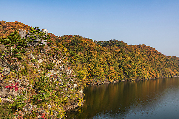 포토 JPG 주간 하늘 산 사람없음 야외 가을풍경 가을 옥천 대청호 수생식물학습원 국내포토 자연요소 계절 호수 풍경 충청북도 청주 파일형식 가을_계절