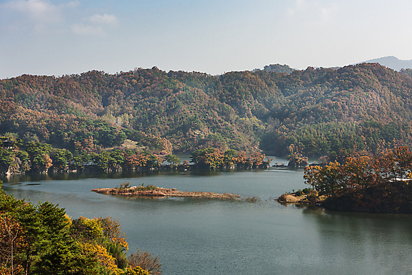포토 JPG 주간 자연 하늘 산 사람없음 야외 가을풍경 가을 옥천 대청호 부소담악 국내포토 자연요소 계절 호수 풍경 생태계 충청북도 청주 파일형식 가을_계절