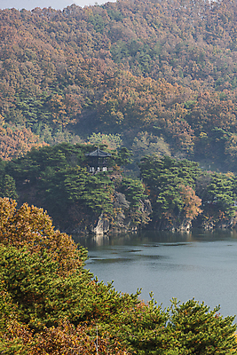 포토 JPG 주간 나무 산 사람없음 야외 가을풍경 가을 정자 옥천 대청호 부소담악 국내포토 자연요소 식물 건축물 계절 호수 풍경 충청북도 청주 파일형식 가을_계절