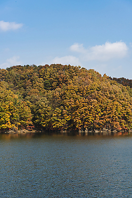 포토 JPG 주간 구름 자연 하늘 산 사람없음 야외 가을풍경 맑음 가을 옥천 대청호 국내포토 자연요소 계절 호수 날씨 풍경 생태계 충청북도 청주 파일형식 가을_계절