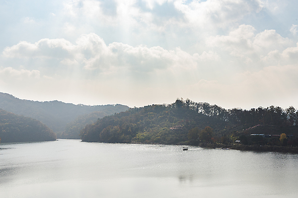 포토 JPG 주간 구름 자연 하늘 산 사람없음 야외 햇빛 가을풍경 맑음 가을 옥천 대청호 빛무리 국내포토 자연요소 계절 호수 날씨 풍경 빛 태양 생태계 충청북도 청주 파일형식 가을_계절