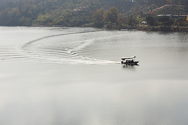 포토 JPG 주간 호수 항해 사람없음 야외 가을풍경 가을 옥천 선박 대청호 국내포토 자연요소 계절 수상교통 배_교통 풍경 충청북도 청주 파일형식 가을_계절
